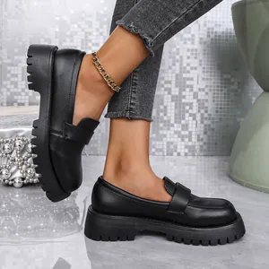 Klassische schwarze Plateauschuhe im Vintage-Brit-Stil mit eleganter runder Zehenpartie