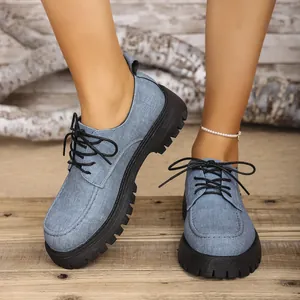 Detailansicht der Damen-Loafer aus Denim mit dicker schwarzer Profilsohle und Schnürung