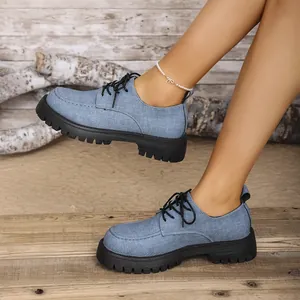 Detailaufnahme blauer Denim-Oxford-Schuhe mit dicker schwarzer Plateausohle.