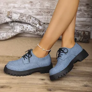 Nahaufnahme von blauen Oxford-Schuhen mit Plateau für Damen in rustikalem Ambiente