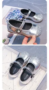 Dettaglio scarpe glitter argento per bambina con decorazione di perle