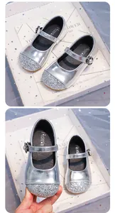 Dettaglio delle scarpe da principessa argento glitterate per bambine con suole morbide