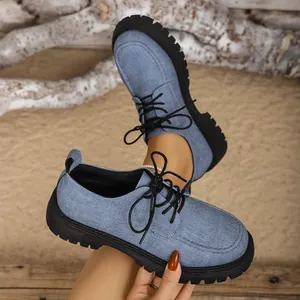 Nahaufnahme von blauen Denim-Freizeitschuhen im britischen Stil mit dicken Sohlen.