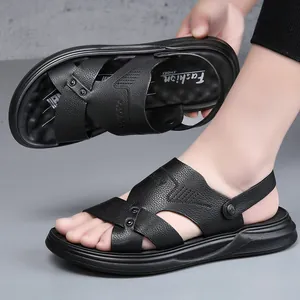 Primo piano di sandali da uomo in pelle nera con cinturino sul tallone girevole