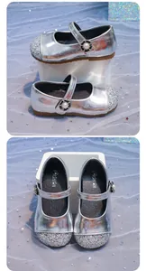 Dettaglio di scarpe da principessa argento per bambina con glitter e fibbia di perla