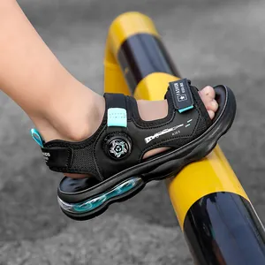Zomersandalen voor jongens met luchtkussen en verstelbare draaisluiting in het zwart.