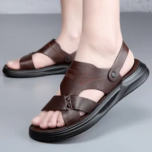 Primo piano di sandali da uomo in pelle marrone con elegante design a cinturini incrociati