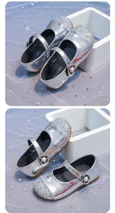 Dettaglio scarpe da principessa argento con glitter per bambine e fiore di perle