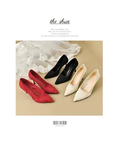 Vista detallada de zapatos de novia de encaje con punta fina en varios colores