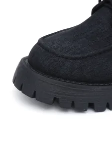 Detailansicht schwarzer Damen-Loafer mit dicker Profilsohle und strukturiertem Stoffobermaterial