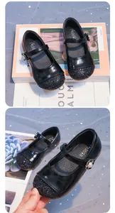 Dettaglio scarpe da principessa Mary Jane nere glitterate per bambina con perla
