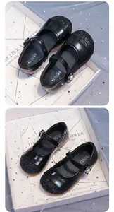 Vista dettagliata delle scarpe da principessa nere glitter con fibbia in perla
