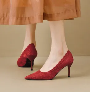 Primer plano del encaje rojo bordado en elegantes zapatos de tacón de aguja