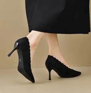 Primer plano de elegantes tacones de aguja de encaje negro con bordado