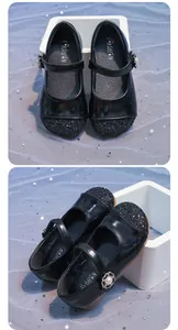 Vista dettagliata delle scarpe Mary Jane nere glitterate per bambine con fiore perla.