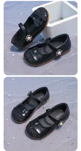 Dettaglio delle scarpe Mary Jane nere glitterate da bambina con elegante fibbia di perle