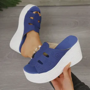 Sandales compensées bleues à motifs ajourés complexes pour la plage et les loisirs en été