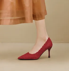 Primer plano de tacones rojos de encaje con detalles de bordado floral intrincado