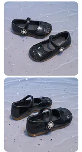 Dettaglio di scarpe Mary Jane in vernice nera da bambina con punta glitterata e fibbia a fiore