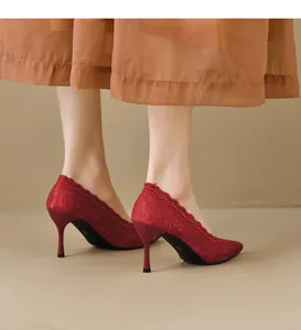 Elegantes tacones de aguja de novia en encaje rojo con bordado y una punta fina