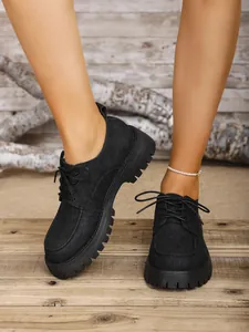 Detail von britischen Plateau-Freizeitschuhen für Damen mit dicker Sohle