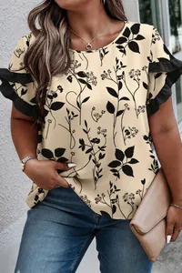 Top estivo casual da donna con stampa floreale ed eleganti maniche a balze nere.