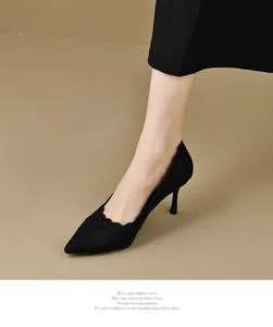 Elegantes tacones de encaje negro con bordado hueco y borde festoneado detalle