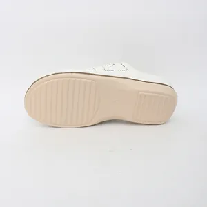 Détail de la semelle antidérapante beige de sabots blancs à plateforme, pointure 37