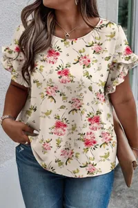 Dettaglio di una blusa floreale con le eleganti maniche a volant e scollo rotondo