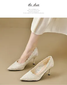 Detalle de elegantes tacones de novia en encaje blanco bordado.
