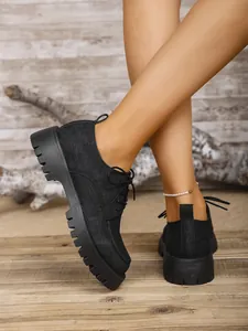 Detailansicht der schwarzen britischen Freizeit-Damenschuhe mit dicker Sohle