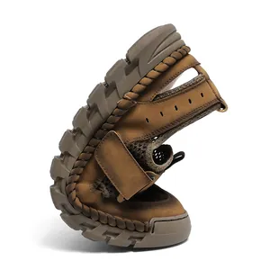 Dettaglio scarpa outdoor da uomo in mesh marrone flessibile e resistente alla piega.