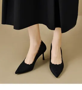Elegante primer plano de tacones de aguja en encaje negro con bordados muy finos.