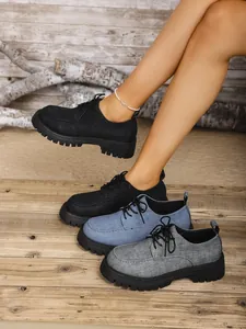 Detailansicht stilvoller Retro-Plateau-Loafer in Schwarz, Blau und Grau Denim-Texturen