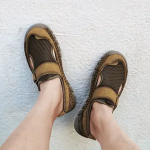 Vista dettagliata dei sandali outdoor traspiranti in mesh cachi da uomo con suola antiscivolo