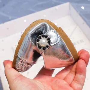 Scarpa da principessa argento flessibile per bambina con glitter e fiore di perle