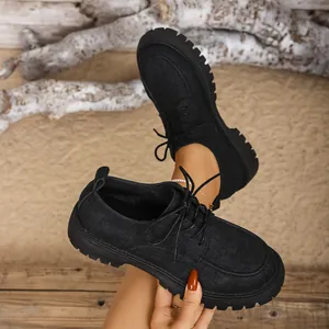 Detailansicht schwarzer Vintage-Plateau-Oxfords mit strukturiertem Stoff und dicken Sohlen