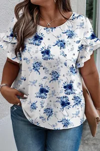 Dettaglio della maglia floreale bianca da donna con maniche a volant e scollo rotondo