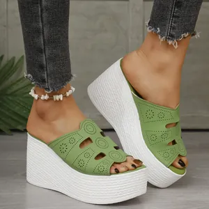 Vue détaillée de sandales à talons compensés verts avec motif floral chic et ajouré