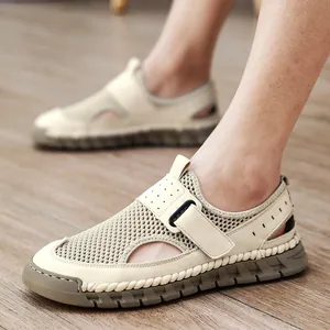 Dettaglio delle scarpe in mesh traspirante da uomo con design traforato per l'uso estivo