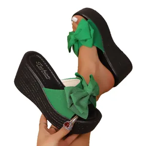 Groene platform wedge sandalen met strik en peep-toe voor dames in zomerse stijl