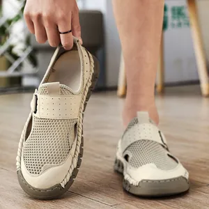 Vista dettagliata di scarpe in rete traspirante da uomo con suole cucite a mano