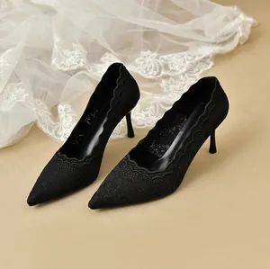 Elegantes tacones de aguja de encaje negro con punta fina y bordado floral detallado