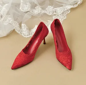 Elegantes tacones de novia en encaje rojo con bordados florales y tacón de aguja fino