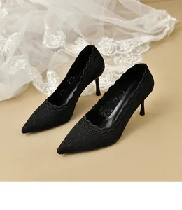 Elegantes tacones de encaje negro con punta fina y bordados detallados muy finos