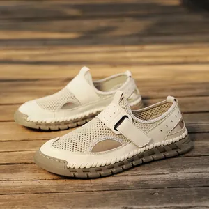 Sandali casual da uomo in rete traspirante beige chiaro su uno sfondo di assi di legno