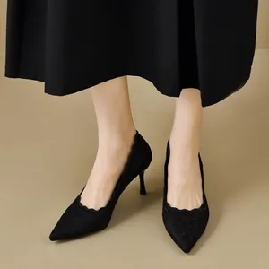 Elegantes salones de encaje negro con punta fina y detalle de borde ondulado