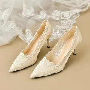 Elegantes tacones de aguja de encaje crema para novia con punta y bordado floral (83 chars)