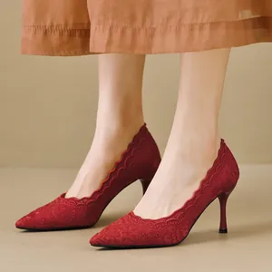 Elegantes zapatos de tacón de encaje rojo con punta fina para novias y celebraciones.
