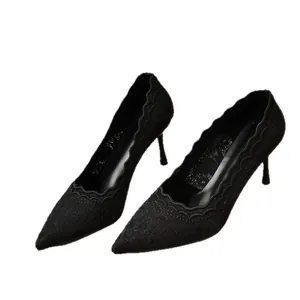 Elegantes salones de tacón de aguja en encaje negro con punta fina y bordados.